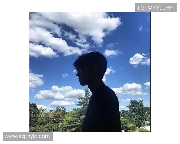 足球明星头像帅气男生展现青春魅力与运动风范的完美结合