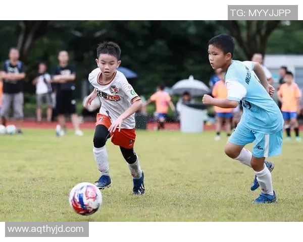 揭秘足球明星红衣少年背后的故事与成就