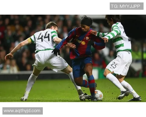 足球明星在绿茵场上的惊艳跳跃瞬间展现力量与技巧的完美结合